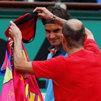 Topi untuk Federer dari Penyusup