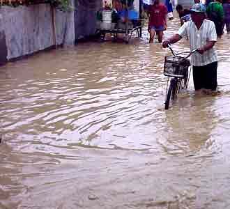 Banjir Kanal Timur Semarang Meluap