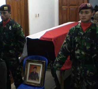 Jenazah Lettu Yuli Tiba 
