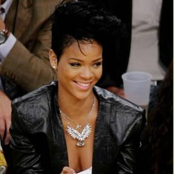 Gaya Rihanna Menonton Basket