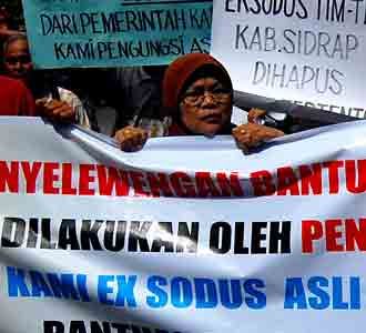 Massa Geruduk Kantor Gubernur Sulsel