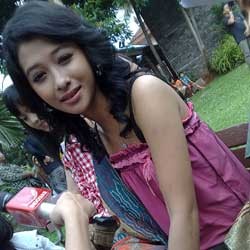 Poppy Bunga Mesra Bareng Putra Tanri Abeng di Bali