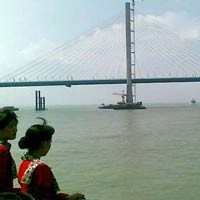 Yuk, Berakhir Pekan Lihat Suramadu dari Kapal Wisata