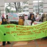 Halo-Halo Bandung Temani Demo Warga