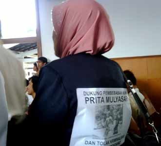 Demo Mendukung Pembebasan Prita 