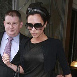 Victoria Beckham Eksis Dengan Kaus Transparan