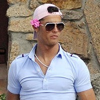 Topi Pink & Bunga di Telinga Ronaldo