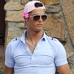 Cristiano Ronaldo, Hotpants, Warna Pink dan Bunga