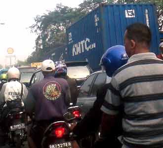 Jalan Raya Bekasi Macet Total