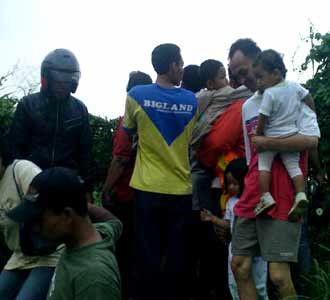 Puma Jatuh Jadi Tontonan Warga