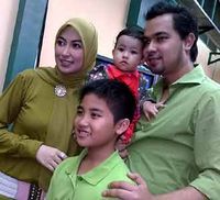 Annisa Trihapsari dan Keluarga
