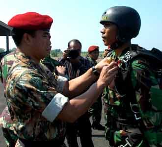 14 Siswa Dikpaska Dapat Brevet Terjun