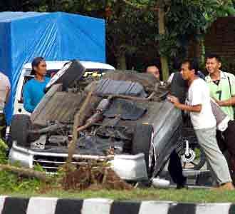 Sedan Terbalik di Ring Road Yogya