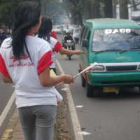 Bagikan Mawar Merah dan Putih di Sepanjang Jalan Dago