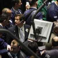 Minyak Belum Terbendung, Wall Street Masih Tertahan