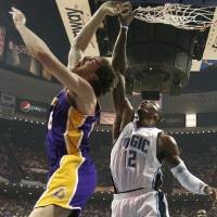 Ketat, Lakers Selangkah Lagi Juara