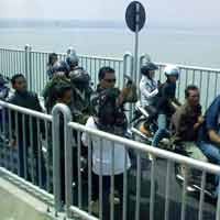 Satu Jam Dibuka, Suramadu Dijubeli Masyarakat