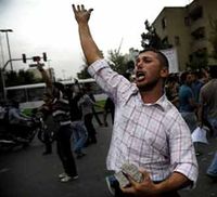 Ahmadinejad Menang, Iran Rusuh