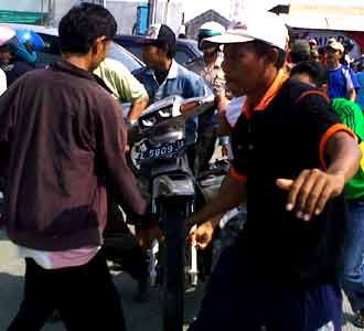 Dump Truk Seruduk Motor