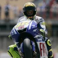 Rossi Menangi Duel Seru Dua Yamaha