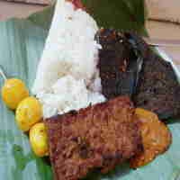 Berkeringat Menyantap Nasi Uduk Bansus