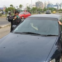 Kaca Film Penangkal Kapak Merah