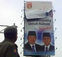Billboard SBY-Boediono Diturunkan