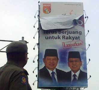 Billboard SBY-Boediono Diturunkan
