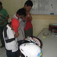 Trio Geng Cilik Kompak Curi Helm