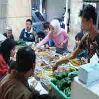 Nikmatnya Nasi Uduk Plus Bansus Hangat