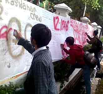 Siswa SMA di Bandung Rayakan Kelulusan