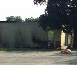 Atap Gedung Bahan Peledak Hancur, Kaca Tetap Utuh 