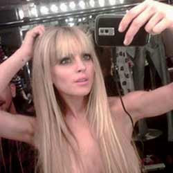 Lindsay Lohan Pamer Pose Topless di Twitter