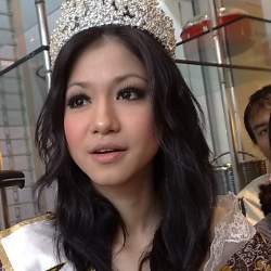 Miss Indonesia 2009 Rajin Belanja di Pasar Tradisional