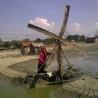 Musim Kemarau Masih Hujan, Petani Garam Mengelus Dada