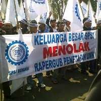 Tolak Rapergub UMP, Buruh Serbu Gedung Sate