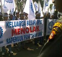 1.000 Buruh Geruduk Gedung Sate