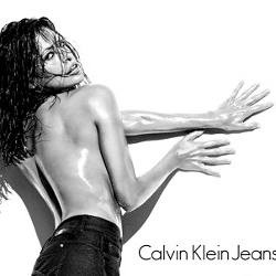 Eva Mendes Topless Ditutupi Tangan Pria Seksi