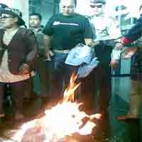 Geruduk Graha Pena, Warga Stren Kali Bakar Koran Jawa Pos