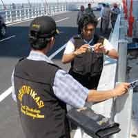 Polisi Periksa Raibnya Mur dan Penutup Selokan Suramadu