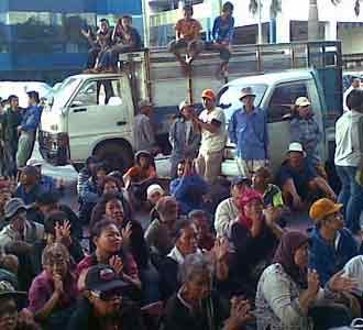 Warga Stren Kali Demo Jawa Pos