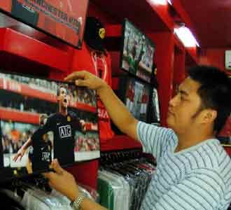 Berburu Merchandise Setan Merah 