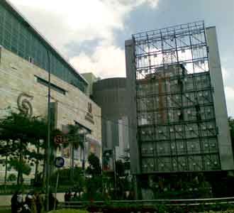 Baliho BCA Dibongkar Paksa