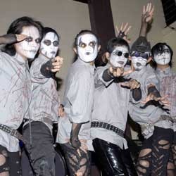 Kuburan Kalahkah The Changcuters Jadi Idola Baru