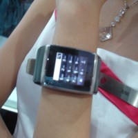 Jadi Mata-mata dengan Ponsel James Bond