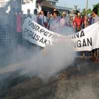 Kecewa PetroChina, Nelayan Tuban Blokir Jalan