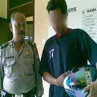 Ingin Punya Helm, Lajang Medaeng Gasak di Parkiran