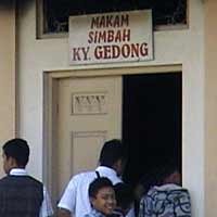 Diduga Bermotif Politik, Makam Kyai Sesepuh Magelang Dibakar 