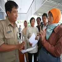 Bingung Isi Pendaftaran, Orangtua Siswa Serbu Diknas