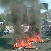 Kecewa dengan Dewan, Warga Stren Kali Bakar Keranda